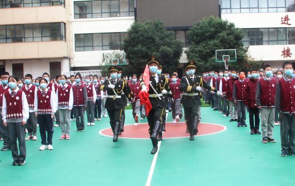 郑州49中举行室外升旗仪式 郑州49中举行室外升旗仪式